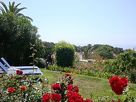 Sommerhaus mit Garten und Meerblick zur vermietung in Cala Canyelles.