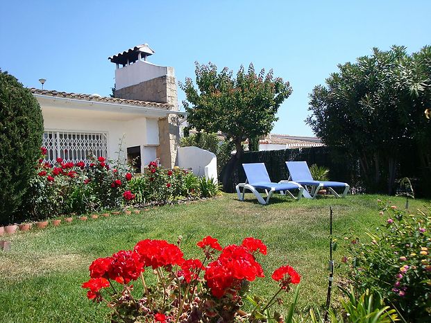 Casa con jardin y vistas al mar en alquiler en Cala Canyelles.