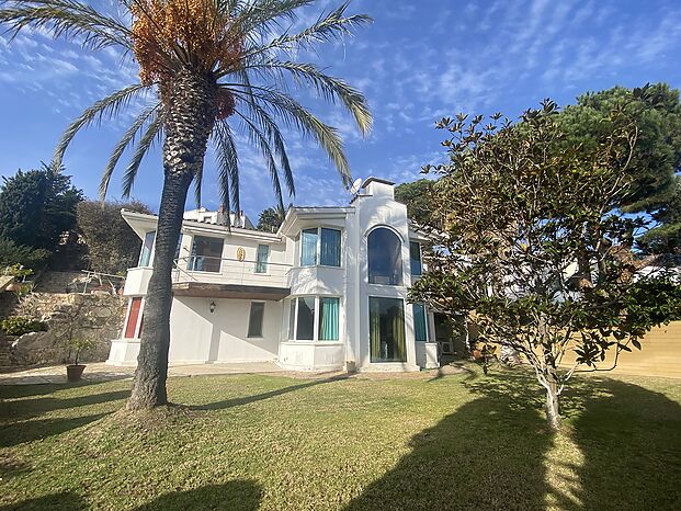 Magnificent Villa for sale with sea views