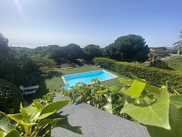 Preciosa casa en venta con piscina y vistas al mar