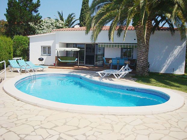 Strandnahe Ferienvilla mit Schwimmbad zum Verkauf in Cala Canyelles (Lloret de mar)