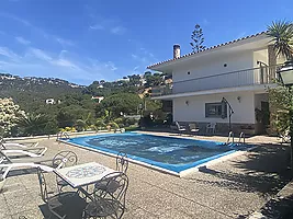 Casa en venta con piscina  y a 800 metros de la Playa de Cala Canyelles