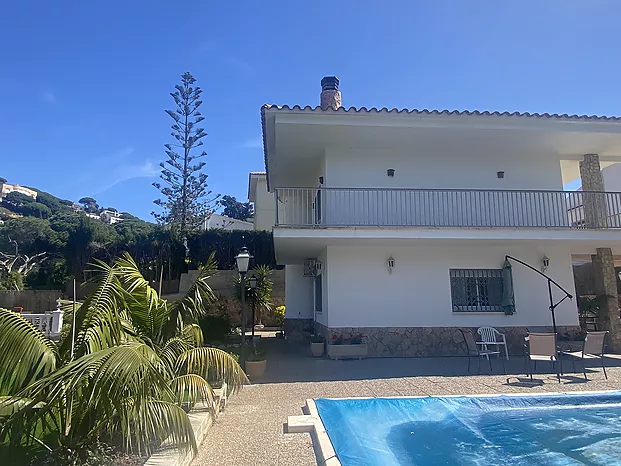Beautiful house with land and pool in Cala Canyelles
