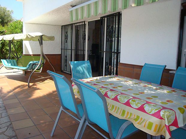Villa en venta con piscina cerca de la playa Cala Canyelles (Lloret de Mar)