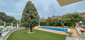 House for sale with flat plot and tourist license in - Lloret de Mar.