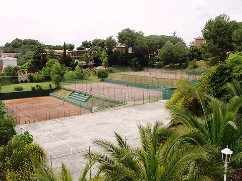 Zona comunitaria parque residencial La Montgoda