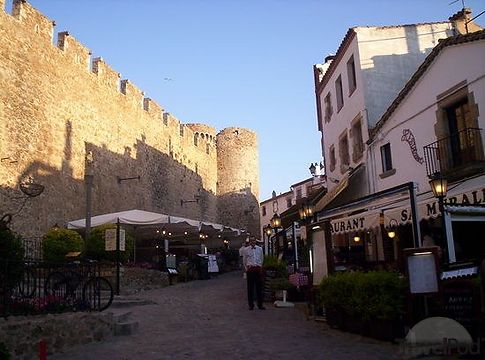 Restaurants by the fortified walls of Tossa de mar.